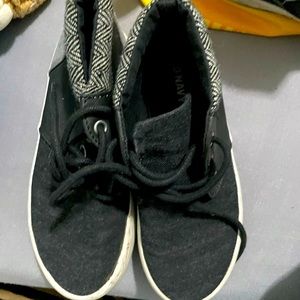 Canvas sneaker shoe. Boys size 13